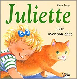 Juliette joue avec son chat - Click to enlarge picture.